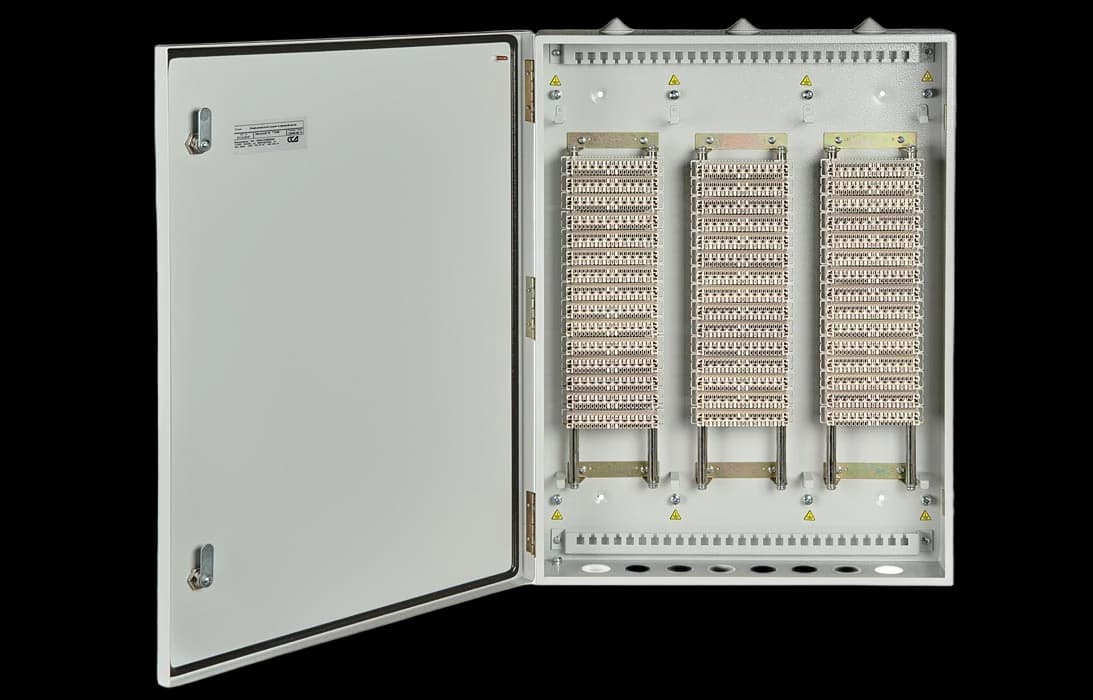 Шкаф распределительный телефонный настенный ШРН-В/450-Р-ПВТ-10(с плинтами) ССД