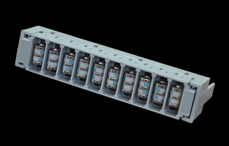 Магазин защиты МЗН (для плинта ПВТ) 10 - пар 2/10, оснащенный 3-х полюсными разрядниками (10шт.) и скобами заземления (2шт.)